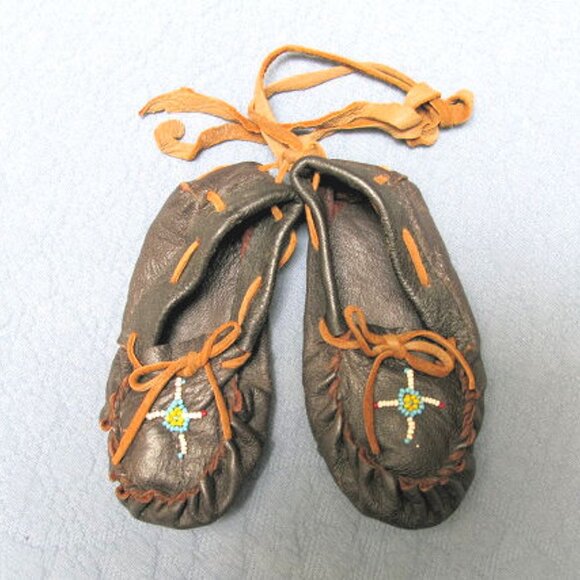 2 PAIRS CHILD BEADED MOCASINS, VINTAGE WESTERN DECOR, NATIVE AMERICAN - Picture 6 of 8